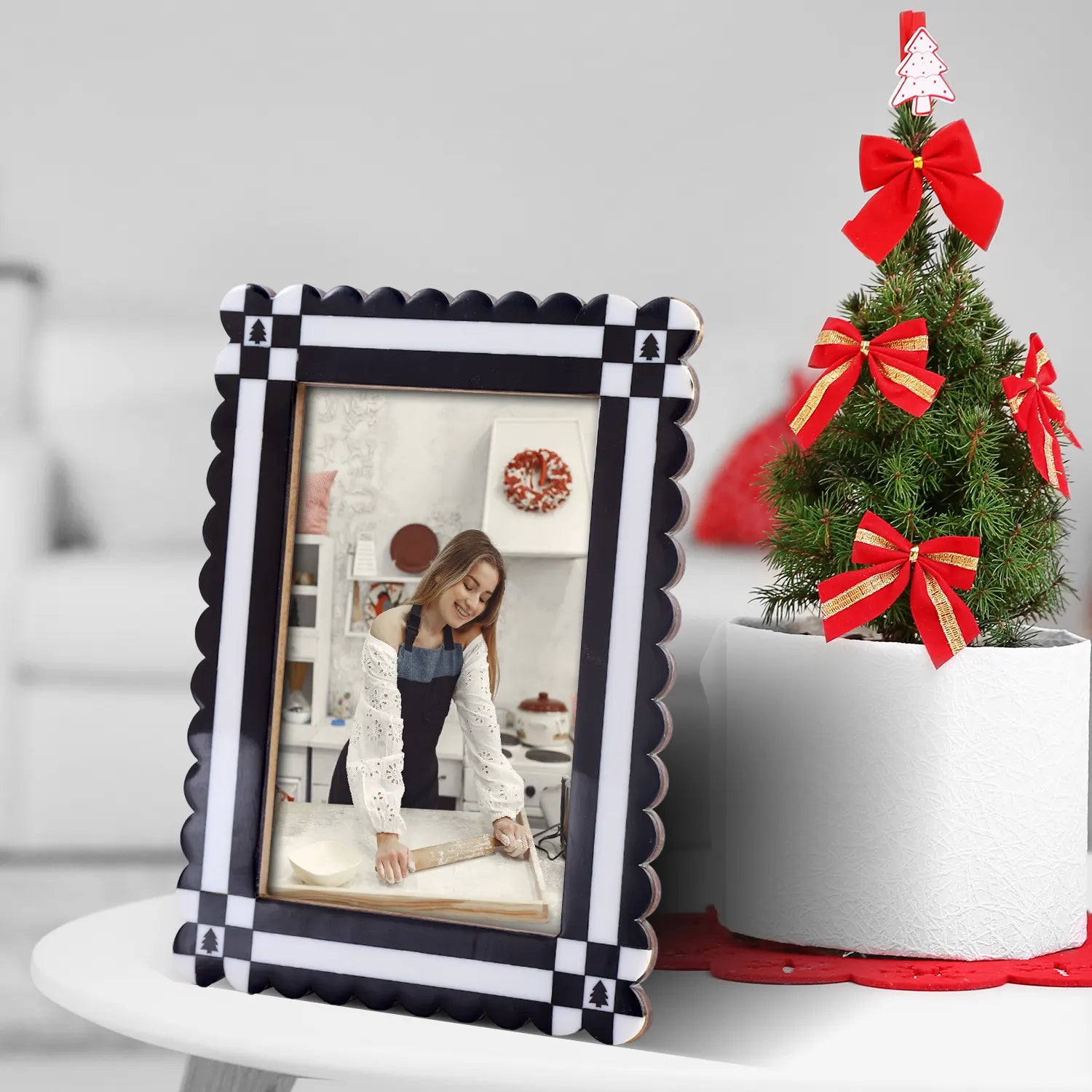 Chalet Collection Resin Inlay Picture frame for Holiday Decor & Gifting - Black , 4x6 and 5x7