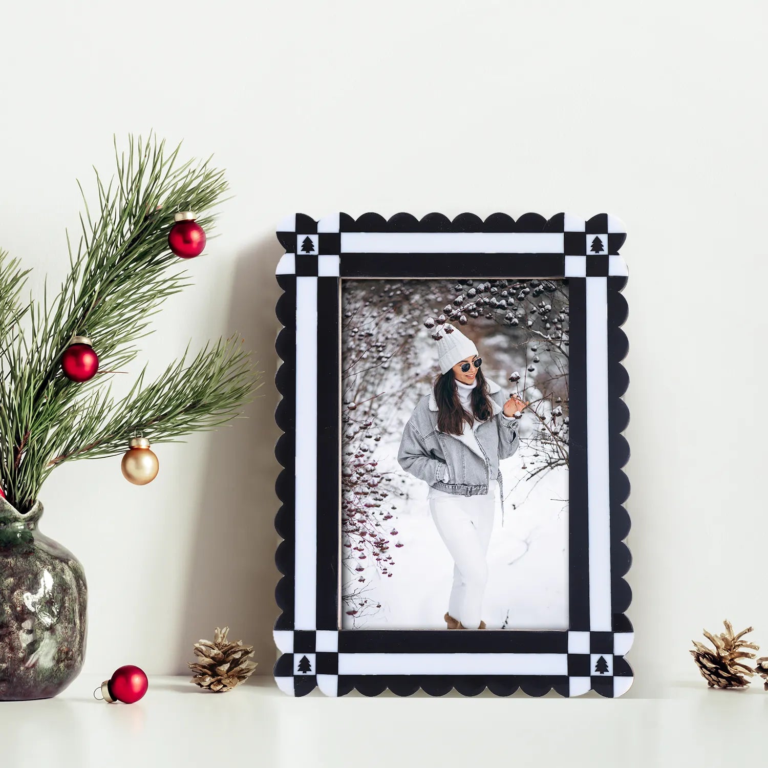 Chalet Collection Resin Inlay Picture frame for Holiday Decor & Gifting - Black , 4x6 and 5x7